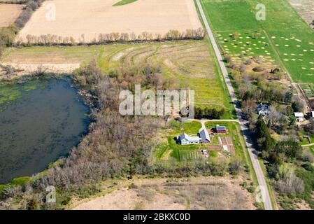 Ackerland und Vororte in der Nähe von Madison, Dane County, Wisconsin, USA. Stockfoto