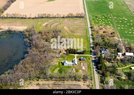 Ackerland und Vororte in der Nähe von Madison, Dane County, Wisconsin, USA. Stockfoto