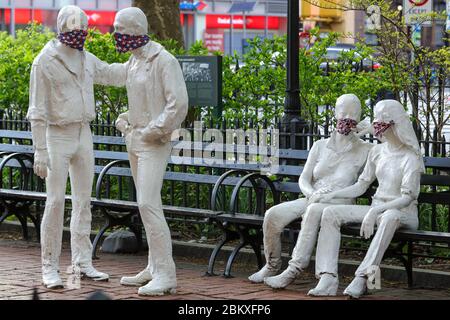 New York, Usa. Mai 2020. Skulptur von George Segal (1924-2000), eine Hommage oder Bewegung für zwei schwule Männer und erinnert an Ereignisse nicht der Stonewall Inn, vor dem Park, der mit der Bewegung mit Ansichten von Masken des Schutzes auf der Manhattan-Seite von New York in den Vereinigten Staaten von Amerika entstanden. terça-feira, 05. A cidade de Nova York é o Epicenter do novo coronavírus (COVID-19). Quelle: Brasilien Foto Presse/Alamy Live News Stockfoto