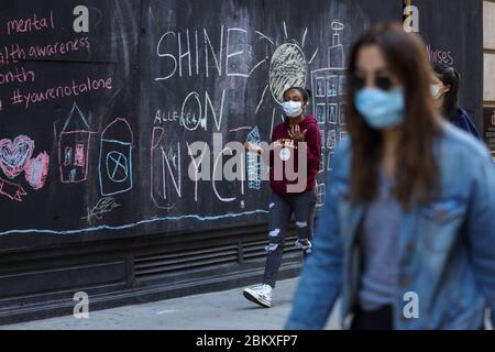 New York, Usa. Mai 2020. Menschen, die eine Schutzmaske tragen, sind in dieser Saison 05 auf der Ilha de Manhattan in Nova York in den Vereinigten Staaten zu sehen. A cidade de Nova York é o Epicenter do novo coronavírus (COVID-19). Quelle: Brasilien Foto Presse/Alamy Live News Stockfoto