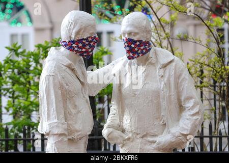 New York, Usa. Mai 2020. Skulptur von George Segal (1924-2000), eine Hommage oder Bewegung für zwei schwule Männer und erinnert an Ereignisse nicht der Stonewall Inn, vor dem Park, der mit der Bewegung mit Ansichten von Masken des Schutzes auf der Manhattan-Seite von New York in den Vereinigten Staaten von Amerika entstanden. terça-feira, 05. A cidade de Nova York é o Epicenter do novo coronavírus (COVID-19). Quelle: Brasilien Foto Presse/Alamy Live News Stockfoto