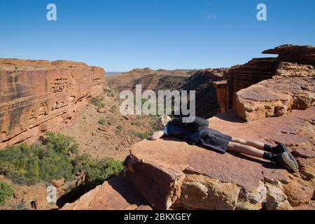 Boy at Cotterills Lookout im Kings Canyon von der Nordwand, Northern Territory, Australien Stockfoto