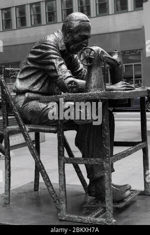 DIE SKULPTUR DER BEKLEIDUNGSARBEITER von Judith Weller in Midtown Manhattan in der Nähe des alten Bekleidungsviertels, um der Bekleidungsarbeiter zu gedenken. 1984 gegründet. Stockfoto