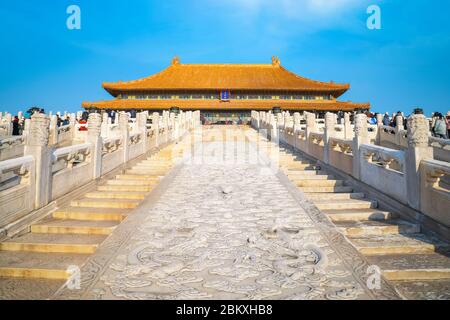 Peking, China - 9. Januar 2020: Drache und Wolken auf der Haupttreppe nach Taihedian (Hall of Supreme Harmony) in der Verbotenen Stadt eingraviert Stockfoto