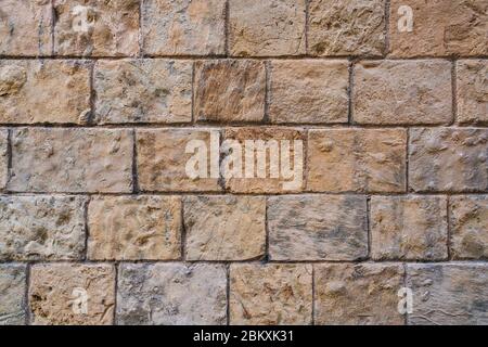 Alte Mauer aus Naturstein und Beton Stockfoto