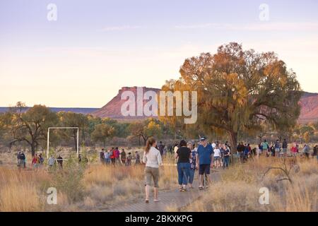 Carmichael's Crag in der George Gill Range von der Aussichtsplattform des Kings Canyon Resort bei Sonnenuntergang, Northern Territory, Australien Stockfoto