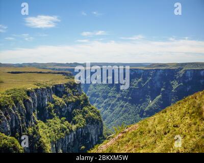 Wunderschöne Landschaft des Fortaleza Canyon und grünen Regenwald, Cambara do Sul, Rio Grande do Sul, Brasilien Stockfoto