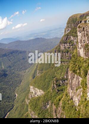 Wunderschöne Landschaft des Fortaleza Canyon und grünen Regenwald, Cambara do Sul, Rio Grande do Sul, Brasilien Stockfoto