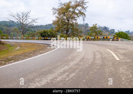 Auto auf Asphaltstraße in schönen Frühlingstag auf Land Stockfoto