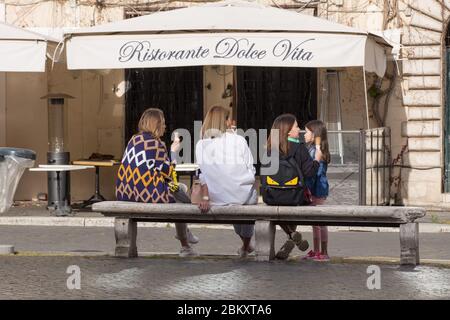 Roma, Italien. Mai 2020. Menschen auf einer Bank auf der Piazza Navona, am zweiten Tag der Phase 2 von Covid-19, 5. Mai 2020 (Foto: Matteo Nardone/Pacific Press) Quelle: Pacific Press Agency/Alamy Live News Stockfoto