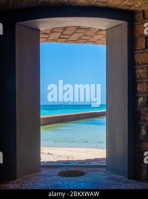 Loggerhead Lighthouse eingerahmt in Fort Jefferson Fenster Stockfoto