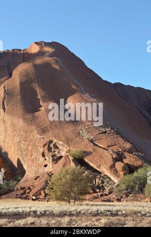 Bergsteiger am Uluru oder Ayers Rock vor dem Verbot, Northern Territory, Australien Stockfoto