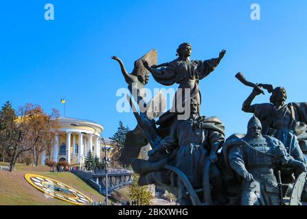 Denkmal für die Gründer von Kiew auf Maidan Nezaleschnosti (Platz der Unabhängigkeit) in Zentral-Kiew, Hauptstadt der Ukraine. Stockfoto