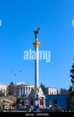 Unabhängigkeitsdenkmal, Siegeskolonne auf Maidan Nezalezhnosti, dem historisch wichtigen Platz in Zentral-Kiew, Hauptstadt der Ukraine. Stockfoto