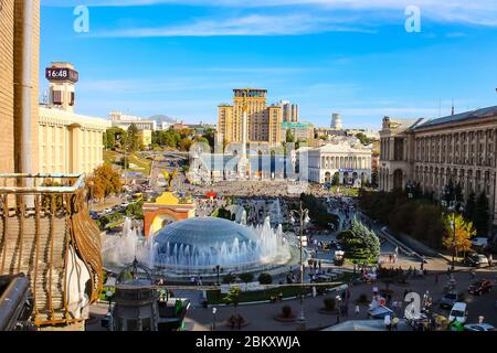 Luftaufnahme von Maidan Nezalezhnosti, dem Hauptplatz in Zentral-Kiew, berühmt für seine historische Bedeutung. Stockfoto