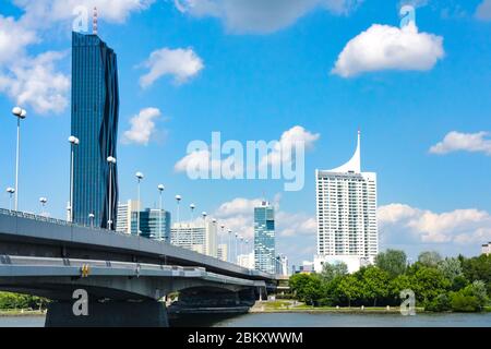 Blick auf die Reichsbrücke und die Wolkenkratzer auf der Donauinsel, einer künstlichen Donauinsel in Wien, der Hauptstadt Österreichs. Stockfoto