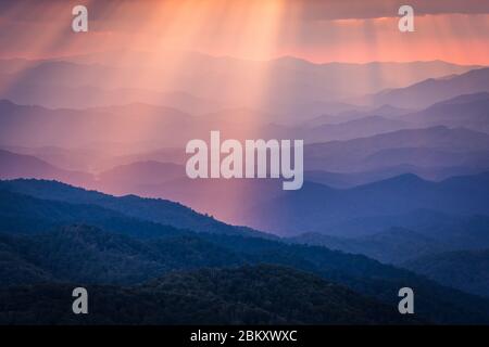 Blick Durch Sonnenstrahlen Über Die Blue Ridge Mountains Stockfoto
