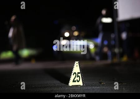 Gevelsberg, Deutschland. Mai 2020. Ein beschädigter Polizeiwagen steht in der Mühlenstraße in Gevelsberg. Eine Fahrbahn ist auf dem Boden mit einem kleinen Hut markiert. Nach einem Schusswechsel sucht die Polizei nach einem bewaffneten Mann. Kredit: David Young/dpa/Alamy Live News Stockfoto