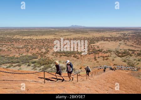 Bergsteiger am Uluru oder Ayers Rock vor dem Verbot, Northern Territory, Australien Stockfoto