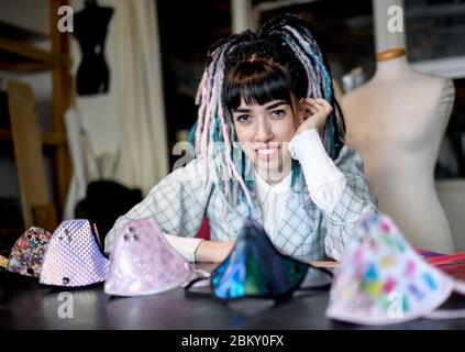 Berlin, Deutschland. April 2020. Die Designerin Hadas Foguel zeigt Gesichtsmasken ihres Labels 'Foguelina'. Quelle: Britta Pedersen/dpa-Zentralbild/dpa/Alamy Live News Stockfoto