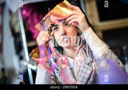 Berlin, Deutschland. April 2020. Die Designerin Hadas Foguel stellt Gesichtsmasken für ihr Label 'Foguelina' her. Quelle: Britta Pedersen/dpa-Zentralbild/dpa/Alamy Live News Stockfoto