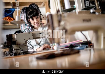 Berlin, Deutschland. April 2020. Die Designerin Hadas Foguel stellt Gesichtsmasken für ihr Label 'Foguelina' her. Quelle: Britta Pedersen/dpa-Zentralbild/dpa/Alamy Live News Stockfoto