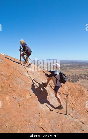 Bergsteiger am Uluru oder Ayers Rock vor dem Verbot, Northern Territory, Australien Stockfoto