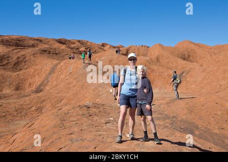 Bergsteiger am Uluru oder Ayers Rock vor dem Verbot, Northern Territory, Australien Stockfoto