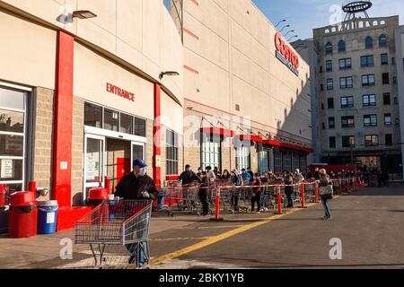 Brooklyn, NY - 7. April 2020. Um 8 UHR MORGENS, die Linie, um den Supermarkt und Lager-Laden Costco auf der 3rd Avenue zu betreten, erstreckt sich bereits über die Vorderseite des Stockfoto