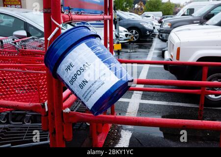 Brooklyn, NY - 30. April 2020. Müllcontainer für die Entsorgung von PPE sind Plätze auf dem Parkplatz des Lowe's Home Improvement Center in Brooklyn's Gowa Stockfoto