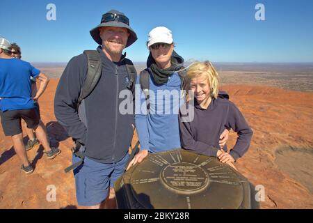 Bergsteiger am Uluru oder Ayers Rock vor dem Verbot, Northern Territory, Australien Stockfoto