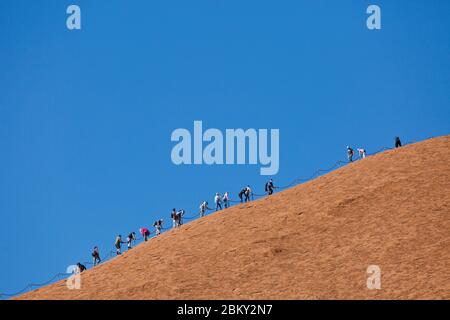 Bergsteiger am Uluru oder Ayers Rock vor dem Verbot, Northern Territory, Australien Stockfoto