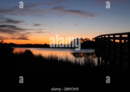 Sonnenaufgang am Lake Shelby in Gulf Shores, Alabama, USA. Stockfoto