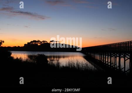 Sonnenaufgang am Lake Shelby in Gulf Shores, Alabama, USA. Stockfoto