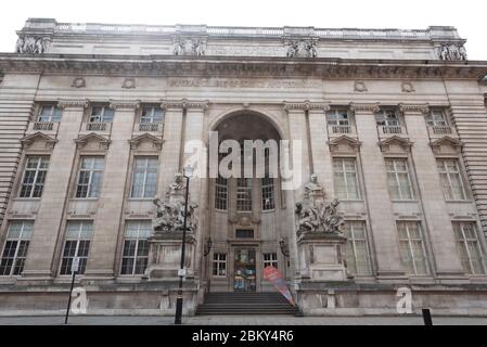 (200506) -- LONDON, 6. Mai 2020 (Xinhua) -- das am 30. April 2020 aufgenommene Foto zeigt das Imperial College London in London, Großbritannien. Der britische Epidemiologe Neil Ferguson trat am Dienstag aus der Scientific Advisory Group for Emergencies (SAGE) der Regierung zurück, nachdem Medien berichteten, dass er die Regeln der sozialen Distanz gebrochen hatte. Ferguson, der das Team am Imperial College London leitete, das der britischen Regierung riet, die nationalen Lockdown-Maßnahmen zu ergreifen, sagte dem Telegraph, dass er einen "Urteilsfehler" begangen habe und sich daher von seiner Beteiligung an SALBEI zurückzog. Laut The Telegraph, Ferguson allo Stockfoto