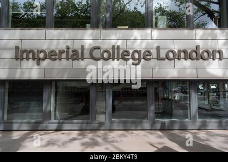 (200506) -- LONDON, 6. Mai 2020 (Xinhua) -- das am 30. April 2020 aufgenommene Foto zeigt ein Bauschild des Imperial College London in London, Großbritannien. Der britische Epidemiologe Neil Ferguson trat am Dienstag aus der Scientific Advisory Group for Emergencies (SAGE) der Regierung zurück, nachdem Medien berichteten, dass er die Regeln der sozialen Distanz gebrochen hatte. Ferguson, der das Team am Imperial College London leitete, das der britischen Regierung riet, die nationalen Lockdown-Maßnahmen zu ergreifen, sagte dem Telegraph, dass er einen "Urteilsfehler" begangen habe und sich daher von seiner Beteiligung an SALBEI zurückzog. Laut The Telegraph Stockfoto