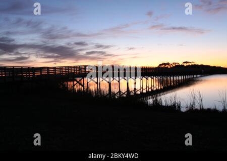 Sonnenaufgang am Lake Shelby in Gulf Shores, Alabama, USA. Stockfoto