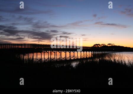 Sonnenaufgang am Lake Shelby in Gulf Shores, Alabama, USA. Stockfoto