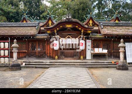 KYOTO, JAPAN - 17. OKTOBER 2019: Die Haupthalle des Hirano-Schreins, die nach dem Hirano-zukuri-Architekturstil gestaltet wurde. Kyoto. Japan Stockfoto