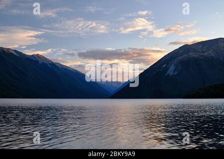 Lake Rotoiti bei Sonnenuntergang, Nelson Lakes National Park. Stockfoto