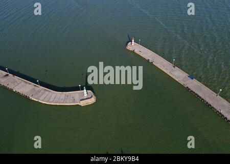 Kleiner See Lagunenhafen und zwei Leuchttürme am Pier, Nida, Luftaufnahme Stockfoto