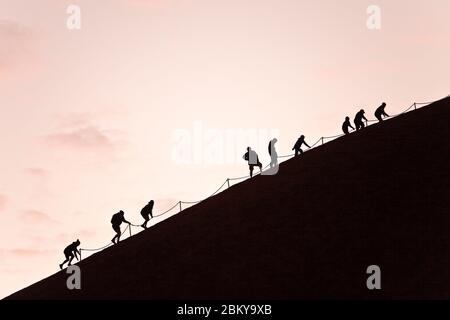 Bergsteiger am Uluru oder Ayers Rock vor dem Verbot, Northern Territory, Australien Stockfoto