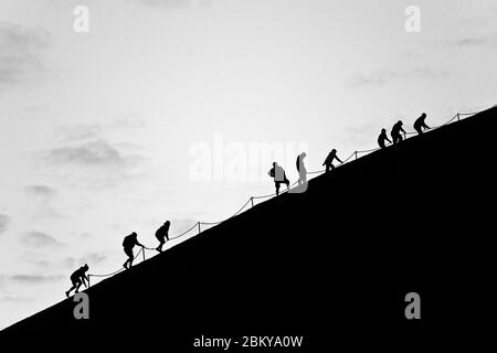 Bergsteiger am Uluru oder Ayers Rock vor dem Verbot, Northern Territory, Australien Stockfoto