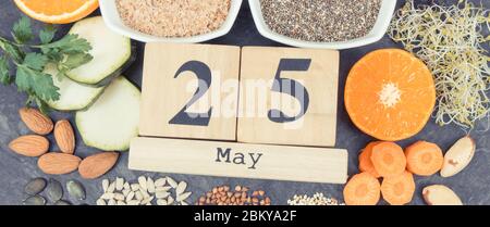 Nahrhafte gesunde Ernährung und 25. Mai auf Würfel Kalender als Datum der Welt Schilddrüse Tag. Probleme mit Schilddrüsenkonzept. Zutaten mit natürlichen Vitami Stockfoto