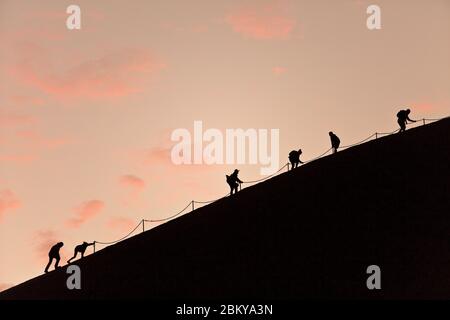 Bergsteiger am Uluru oder Ayers Rock vor dem Verbot, Northern Territory, Australien Stockfoto