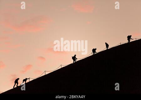 Bergsteiger am Uluru oder Ayers Rock vor dem Verbot, Northern Territory, Australien Stockfoto