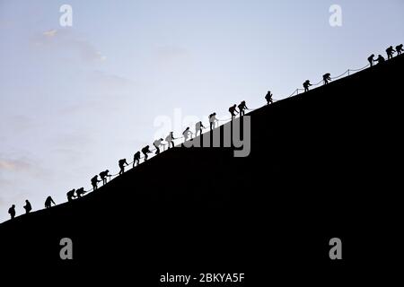 Bergsteiger am Uluru oder Ayers Rock vor dem Verbot, Northern Territory, Australien Stockfoto