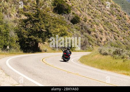 Big Sur, Kalifornien/USA - 1. Mai 2020. California State Route 1. Big Sur, Monterey County. Fahrt durch die Berge und den einheimischen Rotholzwald. Stockfoto