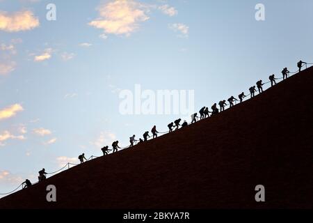 Bergsteiger am Uluru oder Ayers Rock vor dem Verbot, Northern Territory, Australien Stockfoto