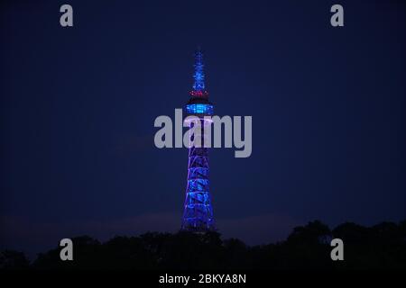 Prag, Tschechische Republik. Mai 2020. Der Aussichtsturm auf dem Petrin-Hügel ist beleuchtet, um ein Zeichen der Solidarität zu zeigen und um die Großzügigkeit und die guten Taten zu würdigen, die auf die COVID-19-Pandemie am 5. Mai 2020 in Prag, Tschechien, reagierten. Kredit: Dana Kesnerova/Xinhua/Alamy Live News Stockfoto